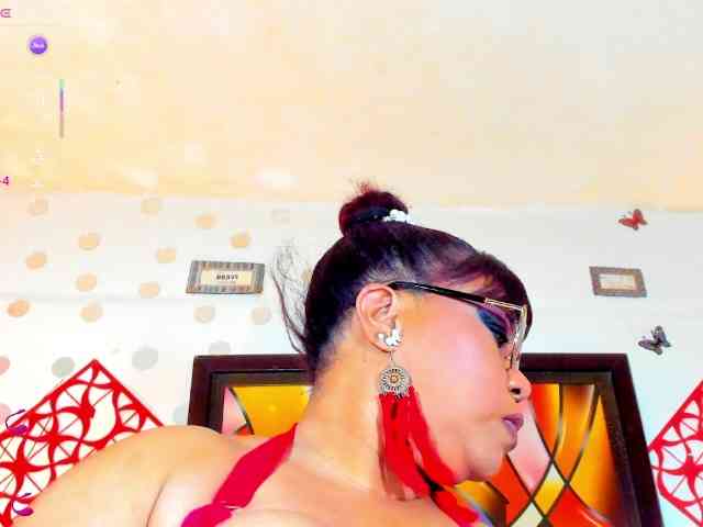 XxXbrunettesquirtxXx webcam