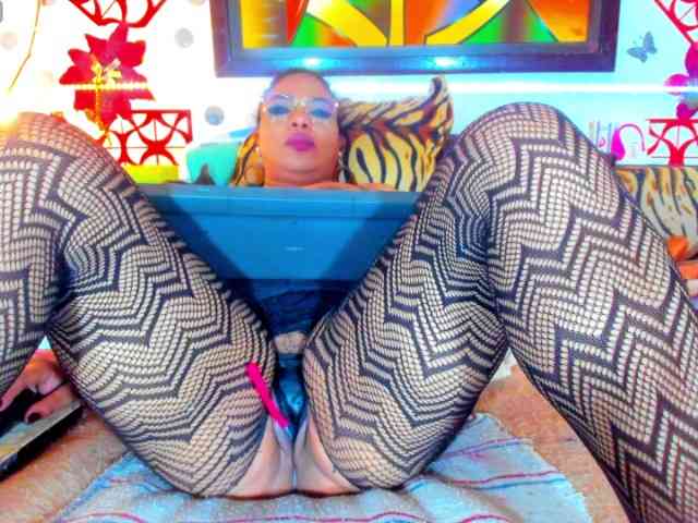 XxXbrunettesquirtxXx webcam