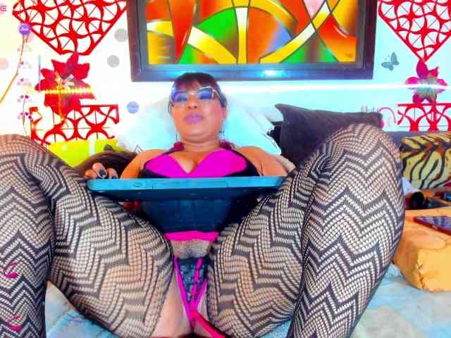 XxXbrunettesquirtxXx webcam