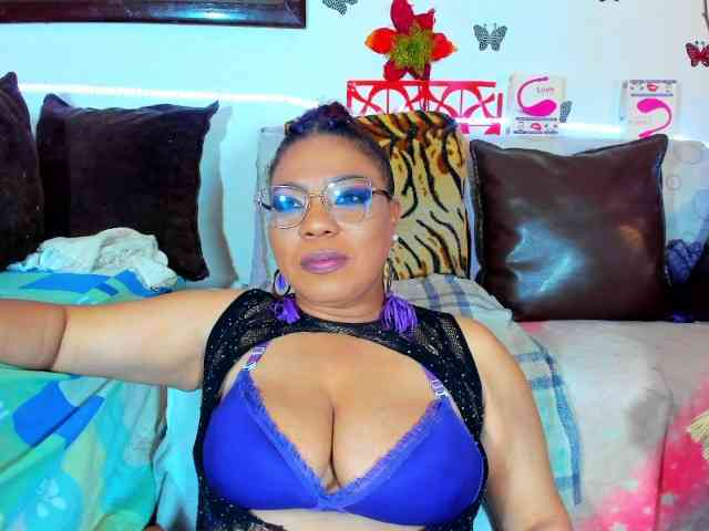 XxXbrunettesquirtxXx webcam