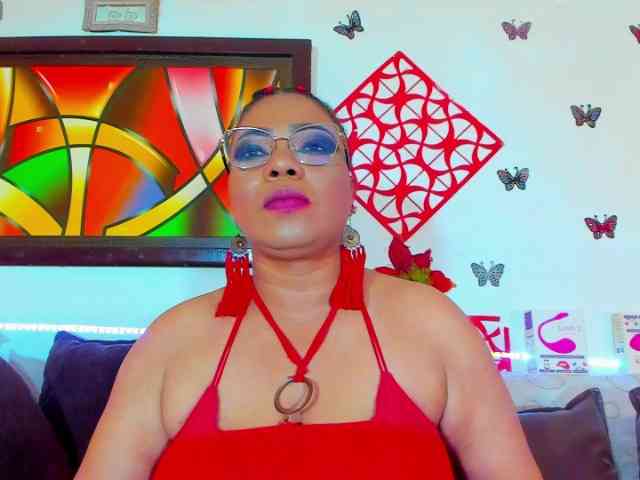XxXbrunettesquirtxXx webcam