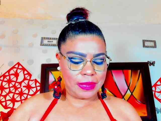 XxXbrunettesquirtxXx webcam