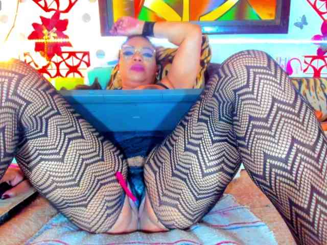 XxXbrunettesquirtxXx webcam