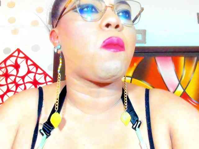 XxXbrunettesquirtxXx webcam