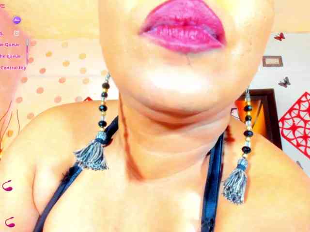 XxXbrunettesquirtxXx webcam