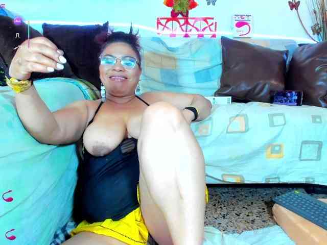 XxXbrunettesquirtxXx webcam