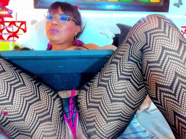 XxXbrunettesquirtxXx webcam