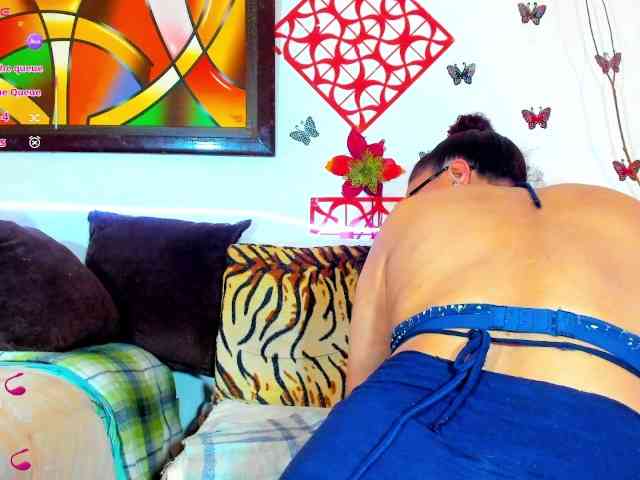 XxXbrunettesquirtxXx webcam