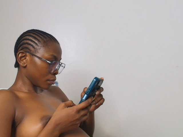 Nairobii live cam on BongaCams