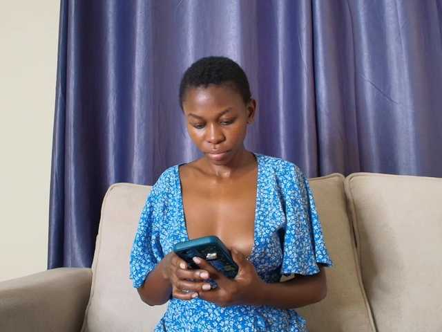 Nairobii live cam on BongaCams
