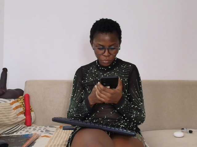 Nairobii live cam on BongaCams