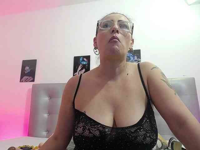 Horny-juliette webcam