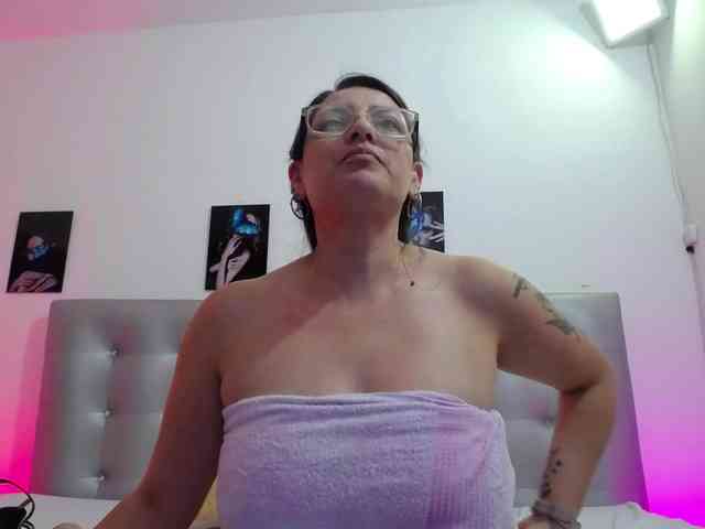 Horny-juliette webcam