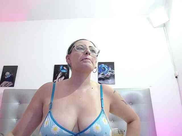 Horny-juliette webcam