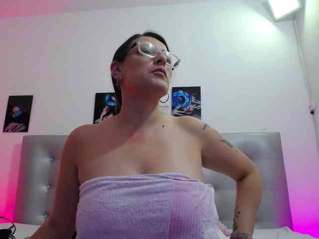 Horny-juliette webcam
