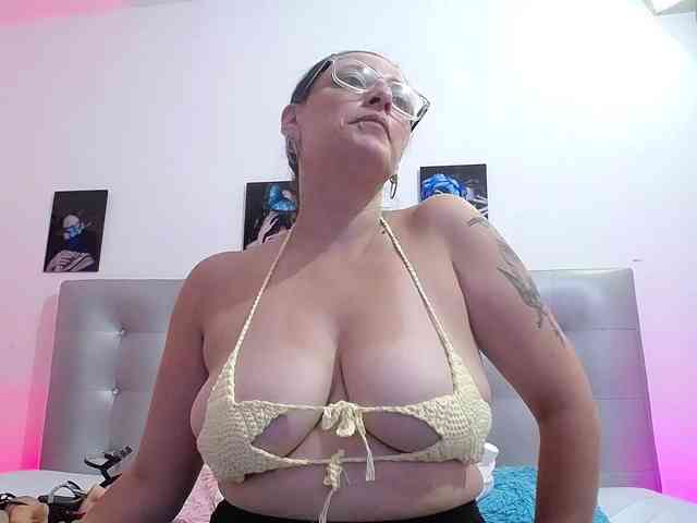 Horny-juliette webcam