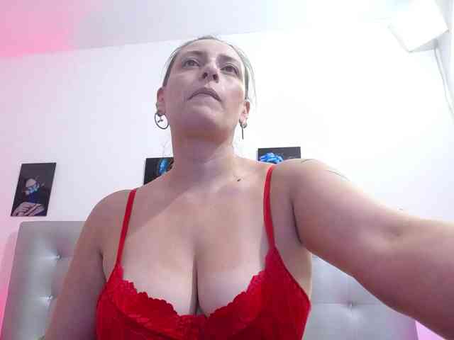 Horny-juliette webcam