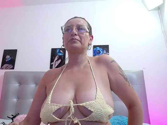 Horny-juliette webcam