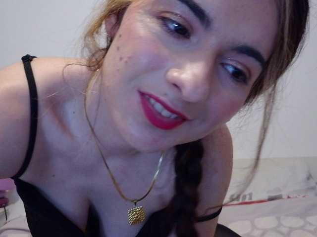 le modèle desirmiss est en webcam porno dans un show sur le site bongacams, il possède les tags suivants: White/Caucasian,Brunette,Shaved