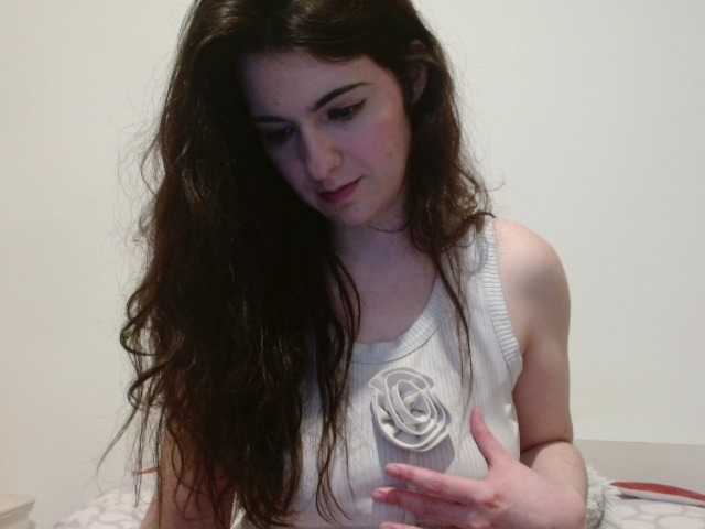 le modèle desirmiss est en webcam porno dans un show sur le site bongacams, il possède les tags suivants: White/Caucasian,Brunette,Shaved