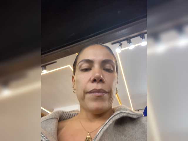 le modèle APRILHILL est en webcam porno dans un show sur le site bongacams, il possède les tags suivants: Latino/Hispanic,Redhead,Shaved