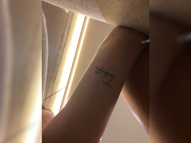 APRILHILL live cam on BongaCams