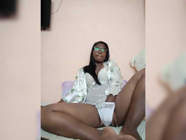 Katty-12 live cam on BongaCams