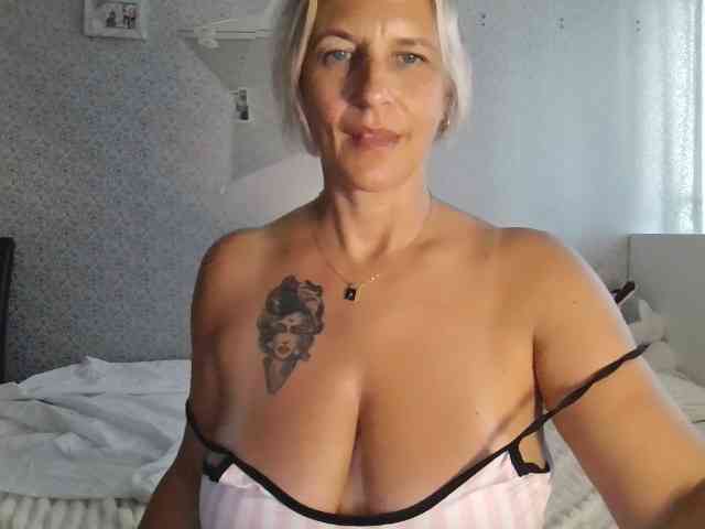 TinaRubia webcam