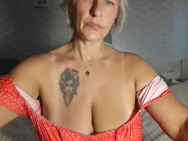 TinaRubia webcam