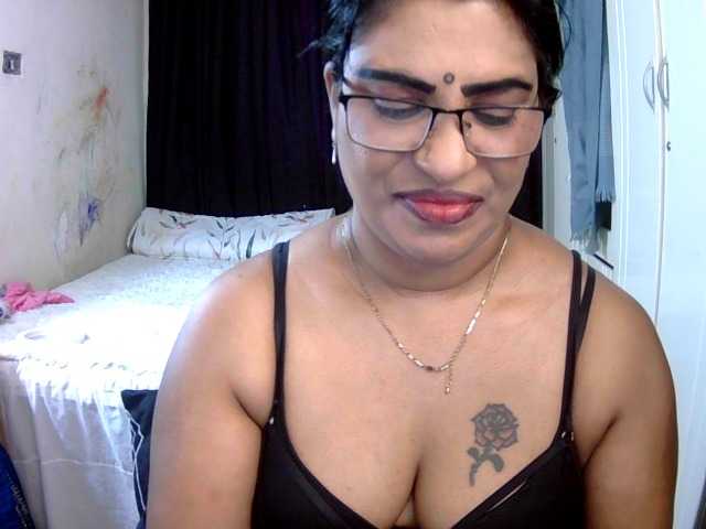 indiandelight001 live cam on BongaCams