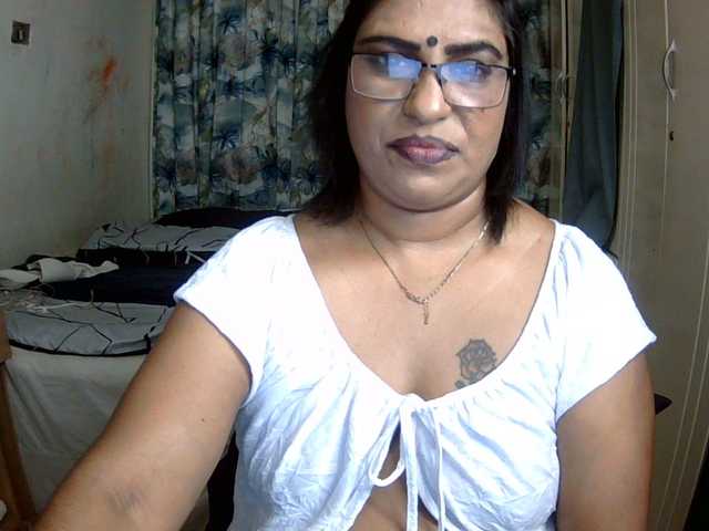 le modèle indiandelight001 est en webcam porno dans un show sur le site bongacams, il possède les tags suivants: Indian,Brunette,Hairy