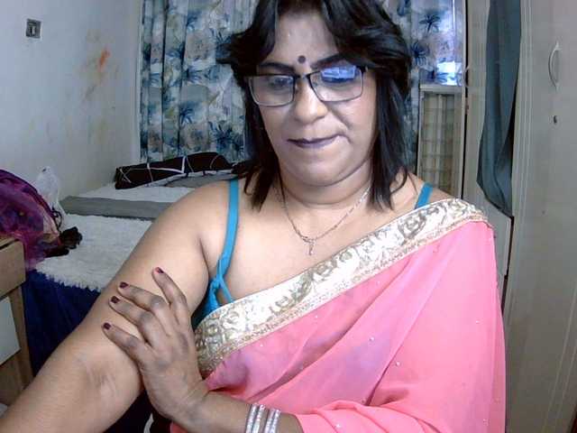 le modèle indiandelight001 est en webcam porno dans un show sur le site bongacams, il possède les tags suivants: Indian,Brunette,Shaved