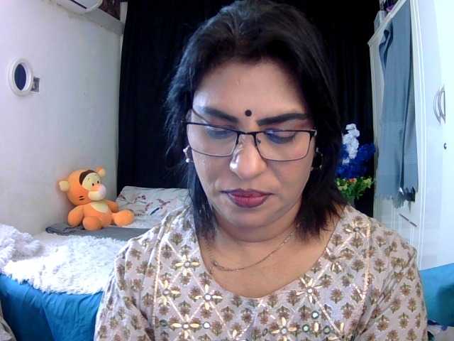 le modèle indiandelight001 est en webcam porno dans un show sur le site bongacams, il possède les tags suivants: Indian,Brunette,Hairy
