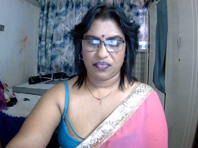 le modèle indiandelight001 est en webcam porno dans un show sur le site bongacams, il possède les tags suivants: Indian,Brunette,Shaved