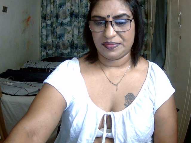 le modèle indiandelight001 est en webcam porno dans un show sur le site bongacams, il possède les tags suivants: Indian,Brunette,Hairy