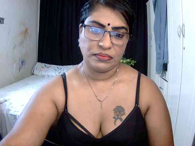 indiandelight001's webcam live show