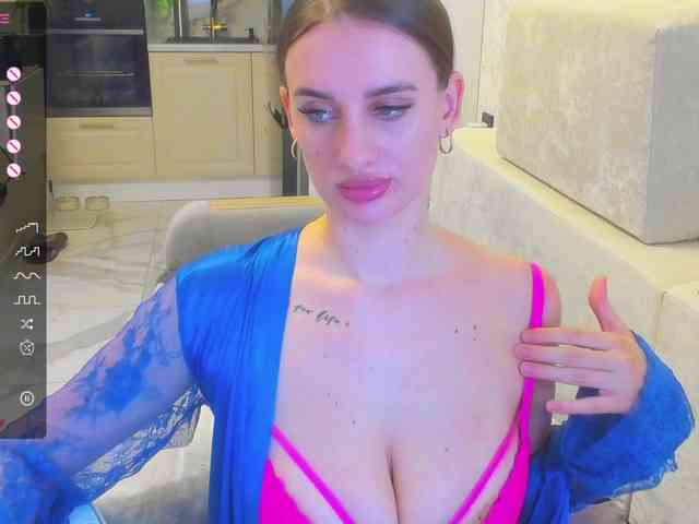 LikaStarrr1 webcam
