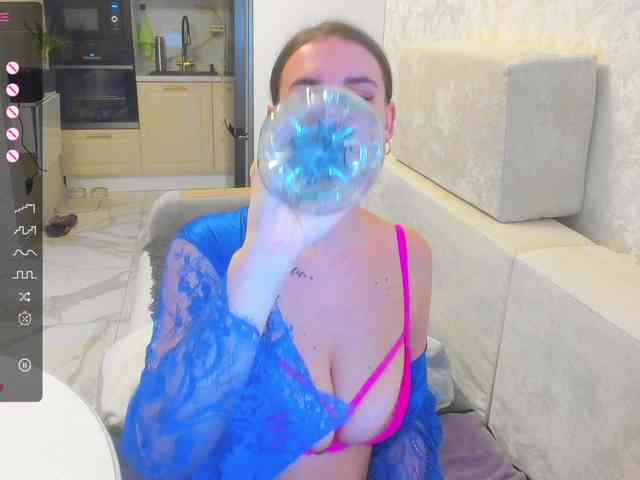 LikaStarrr1 webcam