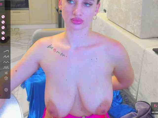 LikaStarrr1 webcam