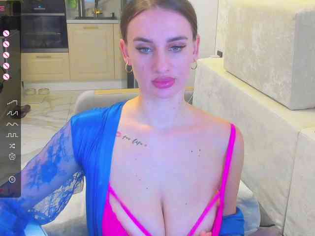 LikaStarrr1 webcam