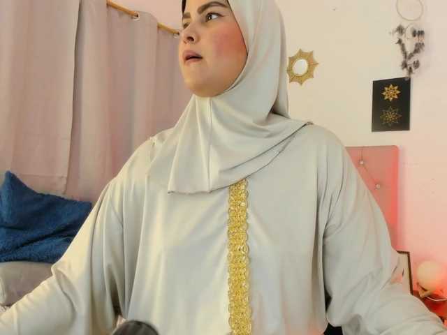 Chat with AishaAmin live cam