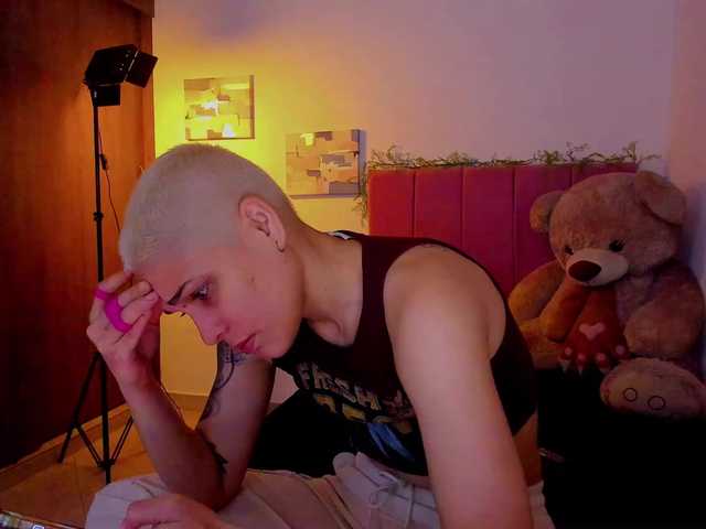 LauraR's BongaCams show and profile