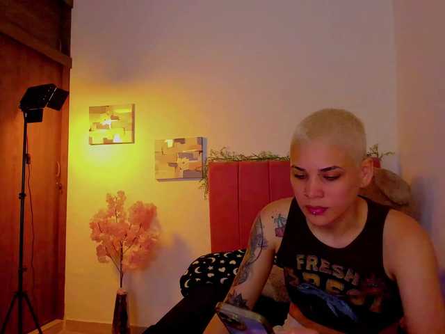 LauraR's BongaCams show and profile