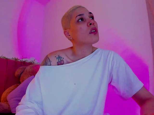 LauraR's BongaCams show and profile