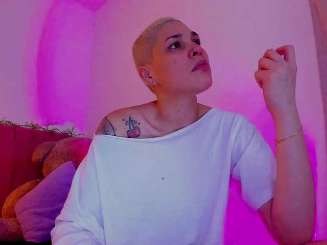 LauraR's BongaCams show and profile