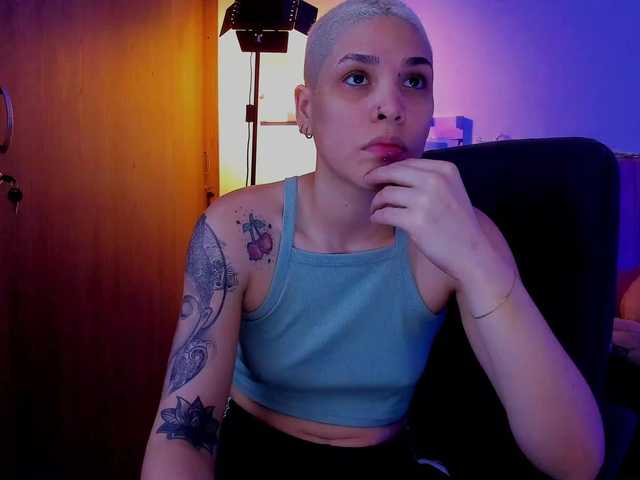 LauraR's BongaCams show and profile