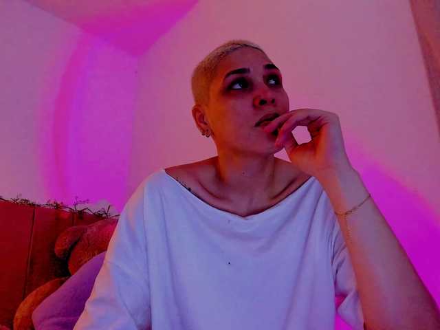 LauraR's BongaCams show and profile