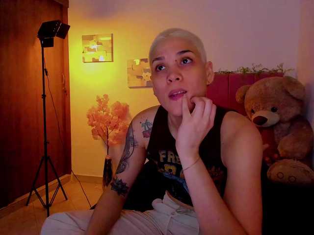 LauraR's BongaCams show and profile