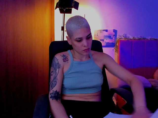 LauraR's BongaCams show and profile