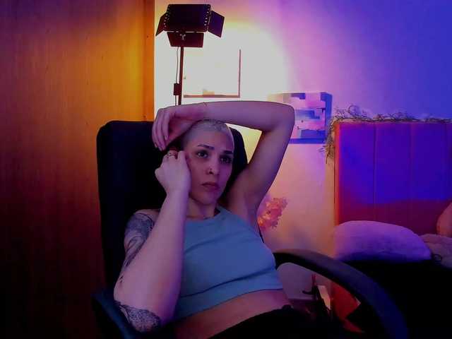 LauraR's BongaCams show and profile